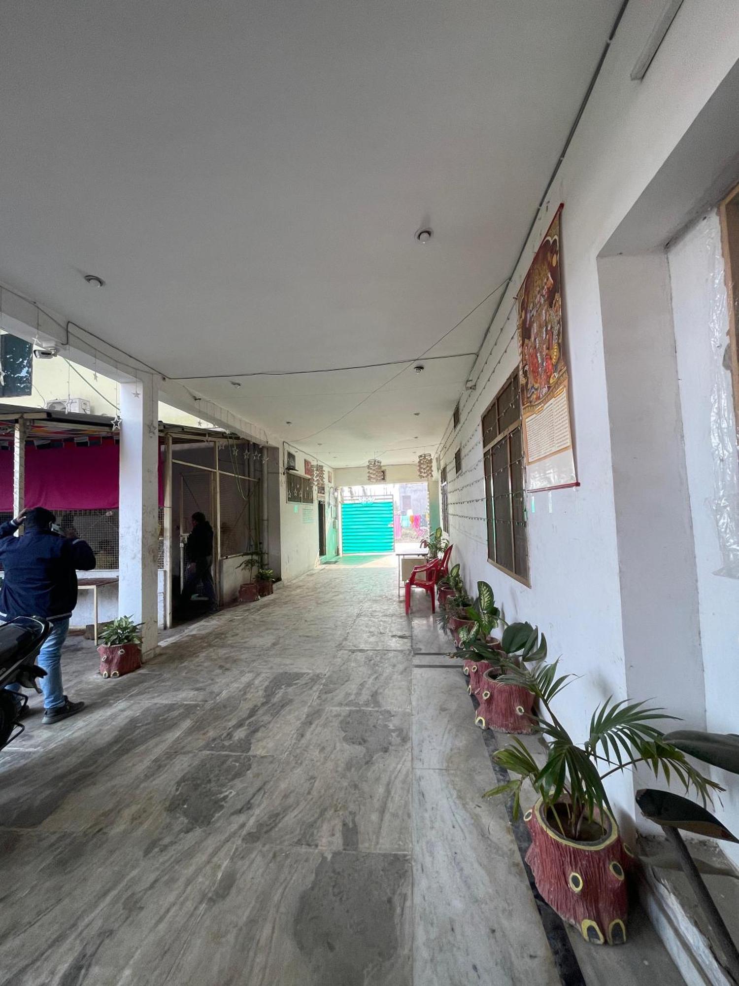 Hotel Shree Krishna Garden à Jhusi Extérieur photo
