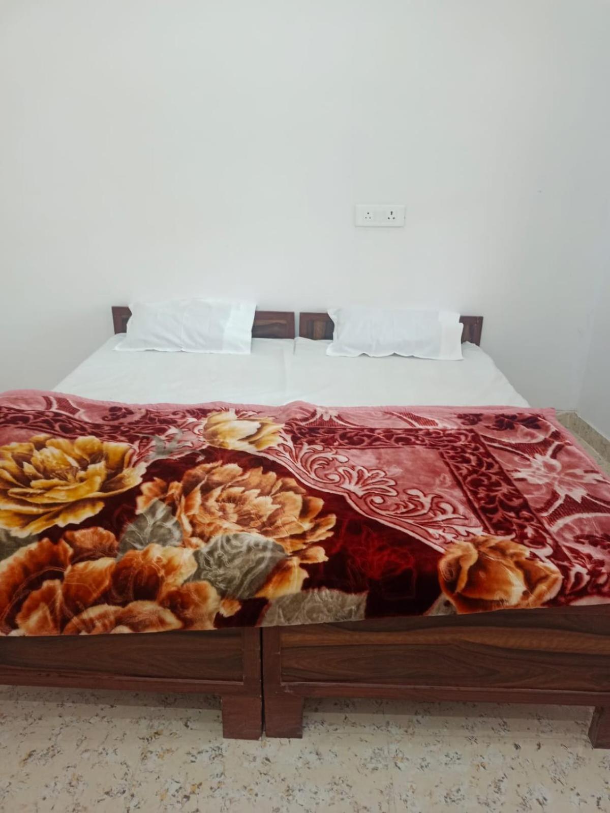 Hotel Shree Krishna Garden à Jhusi Extérieur photo